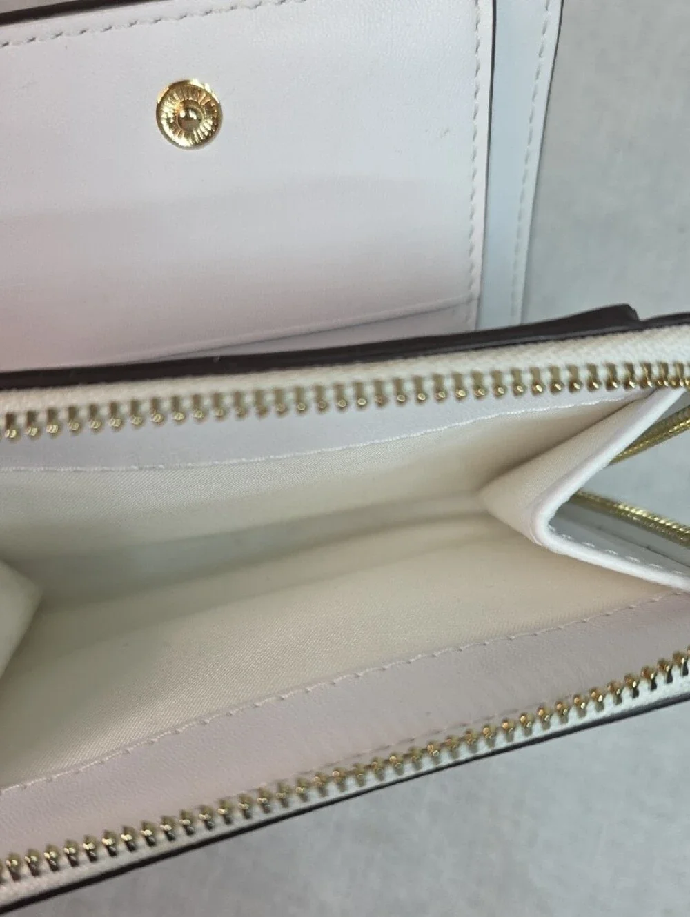 Tory Burch Britten soft bifold wallet - Picture 5 of 8